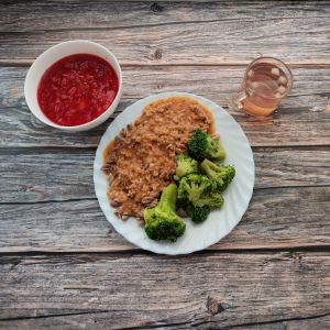 Zdjęcie przedstawia Dietę z ograniczeniem łatwoprzyswajalnych węglowodan&oacute;w: Barszcz ukraiński z ziemniakami Sos boloński z mięsa Brokuł gotowany Kompot owocowy z jabłkami Makaron pełnoziarnisty